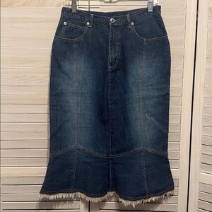 Y2K Denim Trumpet Skirt with Frayed Hem. Size 6